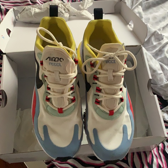 Air Max 270 React - Picture 2 of 8